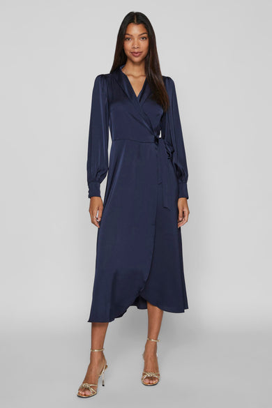 Pull-over bleu long de VILA, avec une ce en la taille et des gants d'or.