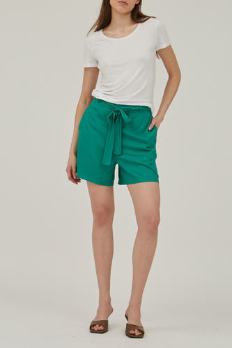Short vert de VILA, avec un ceinture et portéporté un T-shirt-shirt-shirt des des des.