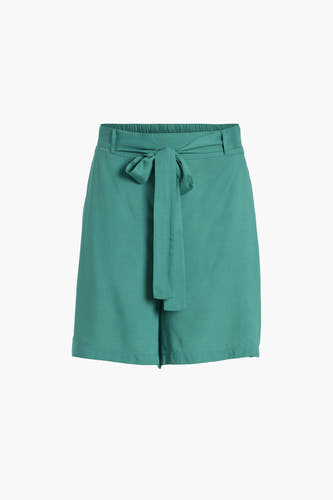 Short vert de VILA avec une ceinture à nouer, sur un fond blanc.