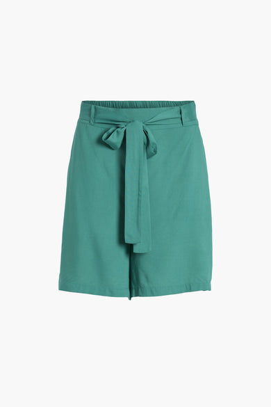 Short vert de VILA avec une ceinture à nouer, sur un fond blanc.