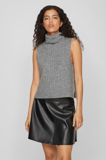 T-shirt gris VILA®, avec des rayures, associé à une jupe noire en cuir synthétique.