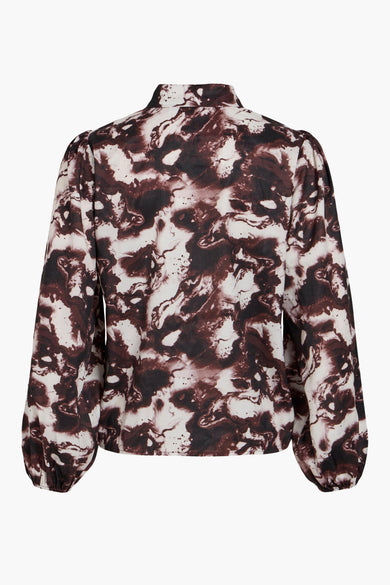Blouse brune de VILA avec un motif marbre abstrait et des manches ballon.