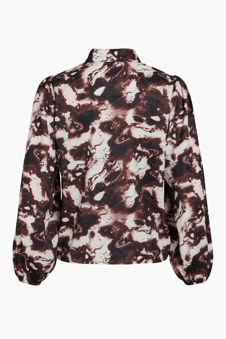 Blouse brune de VILA avec un motif marbre abstrait et des manches ballon.