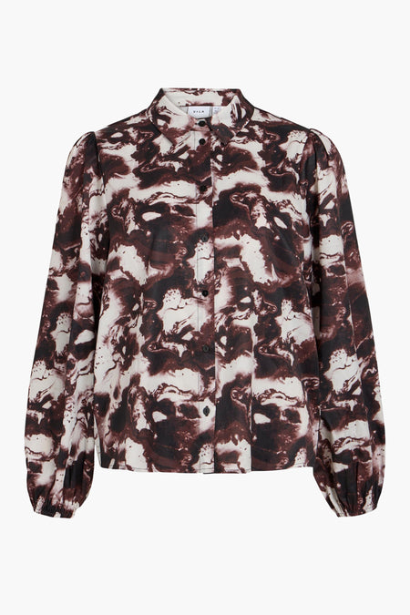 Blouse brune à longues manches de VILA, avec un motif marbré abstrait en brun et blanc.