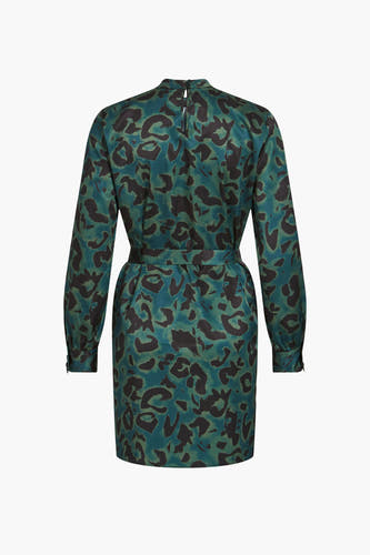 Robe verte à longues manches de VILA, avec un motif de taches vert foncé et noir et une ceinture.