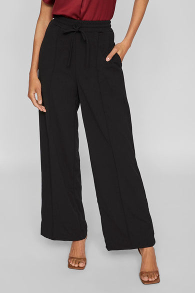 Zwarte broek van VILA, met wijde pijpen, een trekkoord in de taille en zakken.