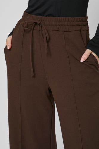 Pantalon brun de VILA® avec cordon et poches, porté avec un haut noir.