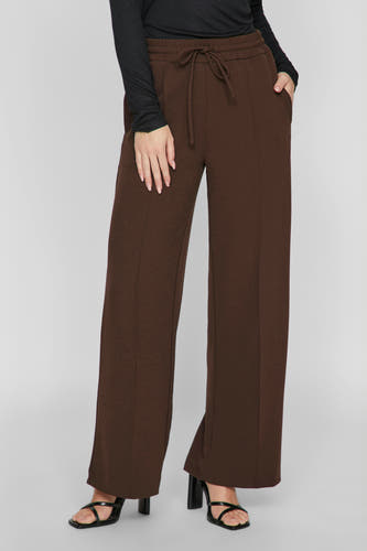 Pantalon brun de VILA®, arrière montré, associé à une chemise noire et des bottines noires.