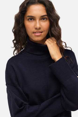 Jean bleu de VILA®, avec des manches longues et une texture finement tricotée.