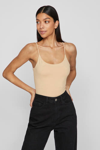 T-shirt beige de VILA, associé à un short en jeans noir, vu de dos.