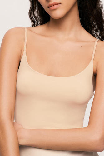 Sous-vêtement beige de VILA®, modèle ajusté avec des fines bretelles et des manches croisées.