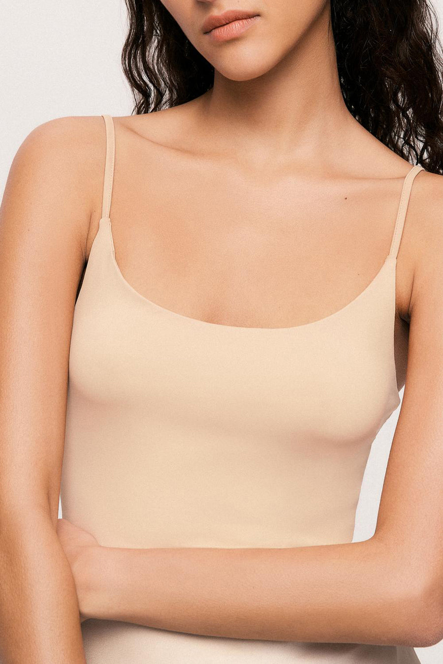 Sous-vêtement beige de VILA®, modèle ajusté avec des fines bretelles et des manches croisées.