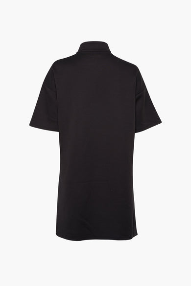 Robe noire à manches courtes de VILA®, unie et avec un col haut, vue de derrière.