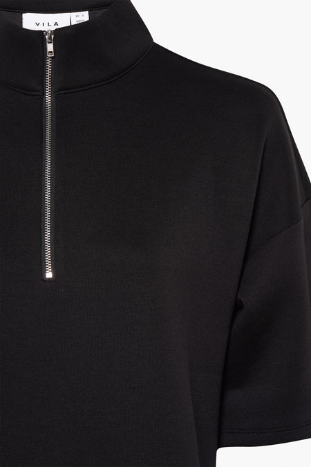 Robe noire à manches courtes de VILA, avec une fermeture éclair argentée et un col haut.