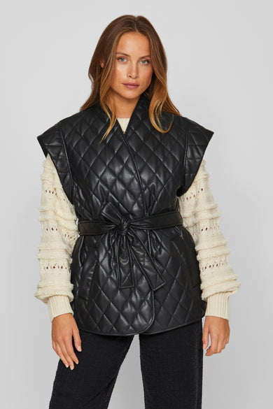 Gilet bodywarmer noir de VILA, avec un motif de lunettes intégré et une ceinture, sur un pull tricoté côtelé avec des franges.