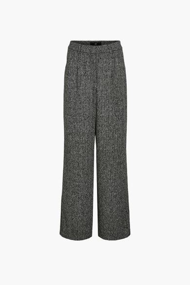 Pantalon gris VILA® avec un fin motif de texture tacheté sur un fond blanc.