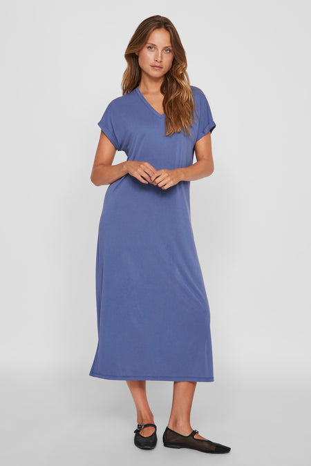 Robe bleue à manches courtes de VILA®, avec encol V V et une coupe ample.