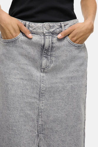 Jupe 3/4 grise de VILA, avec poches latérales et un bouton à la ceinture.