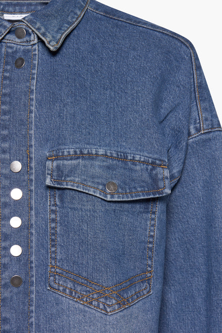 Chemise en jeans bleu marine de VILA®, avec poche poitrine et boutons pression argentés.