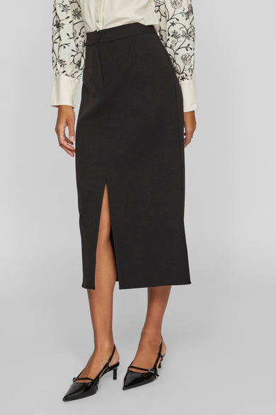 Robe longue noire de VILA®, avec une fente à l'avant et associée à une blouse imprimée.