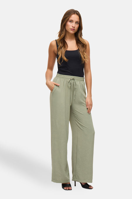 Pantalon vert de VILA®,, avec jes et et une taille é éce un un cordon de serrage.