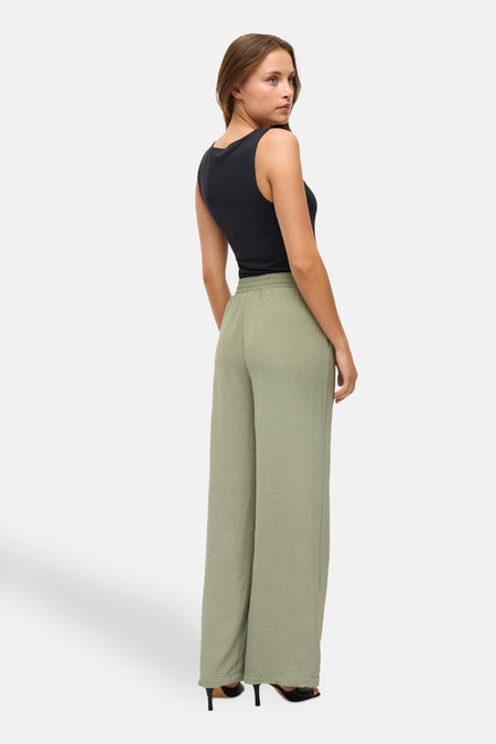 Pantalon vert de VILA® avec des jambes larges et une ceinture élastique.