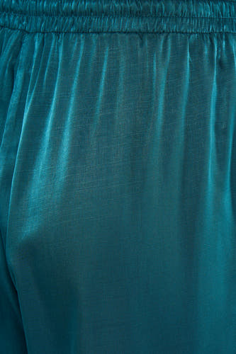 Pantalon vert de VILA® avec taille élastique, gros plan sur le tissu brillant à texture fine.