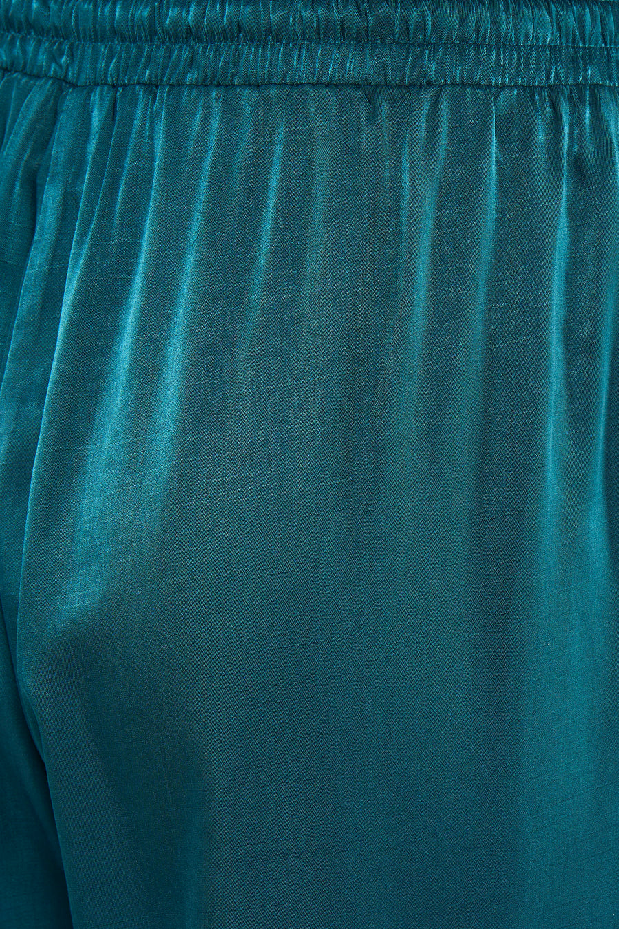 Pantalon vert de VILA® avec taille élastique, gros plan sur le tissu brillant à texture fine.
