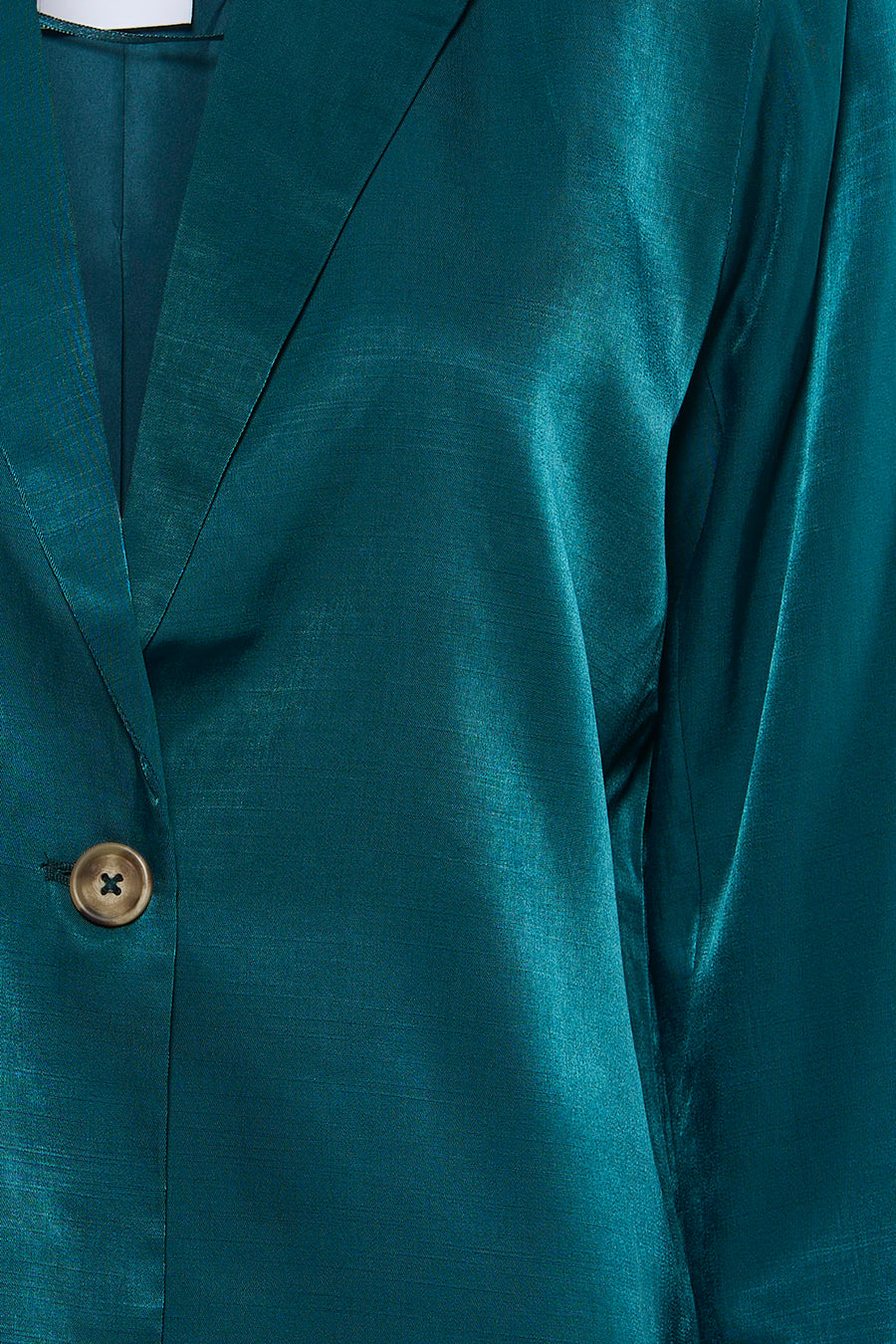 Blazer vert brillant vert de VILA® avec revers, un bouton marron et une texture subtile.