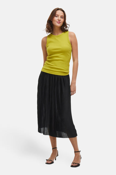 T-shirt sans manches de VILA®, porté avec une jupe plissée noire et des sandales à talon.