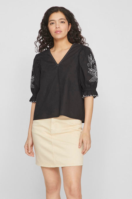 Blouse noire à manches trois-quarts de VILA®, dotée de détails brodés blancs sur les manches et les shorts.