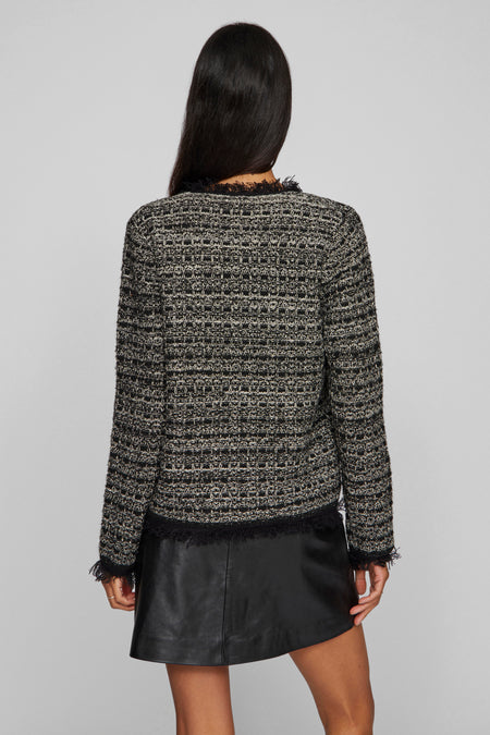 Gilet noir de VILA, avec un motif tissé texturé et des détails froncés, vu de derrière.