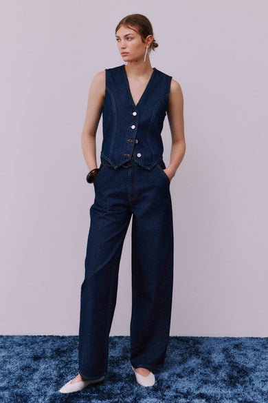 Jean droit en denim bleu marine de VILA®, avec une ceinture à boucle argentée.