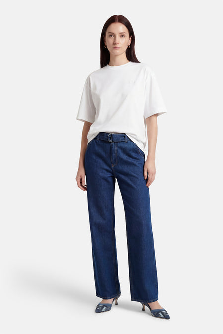 Donkerblauwe rechte jeans van VILA®, gecombineerd met een wit T-shirt en blauwe hakken.