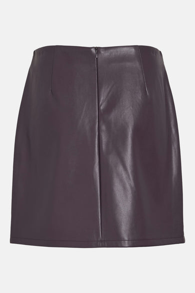 Robe courte noire de VILA, avec fermeture éclair à l'arrière et texture imitation cuir.