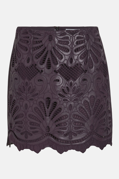 Robe courte marron de VILA avec motif floral oué et bordure scalloée décorative.
