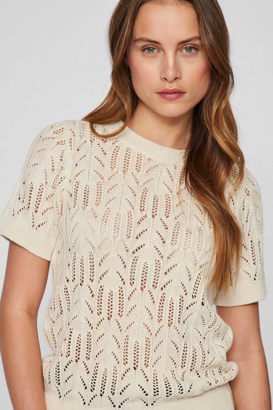 Sweat-shirt écru avec col rond de VILA®, tricoté avec un motif de feuille ouverte.