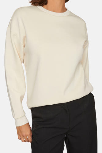 Gilet beige de VILA, avec des manches longues, associé à un pantalon noir.