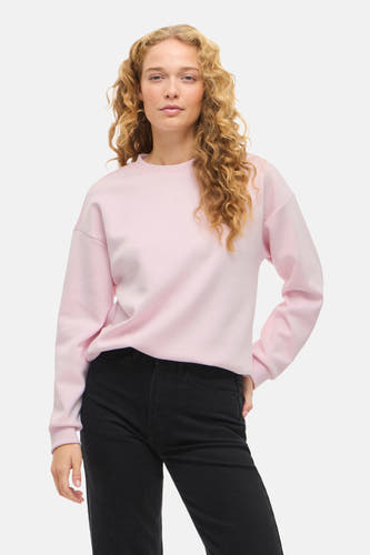 Gilet rose de VILA®, à longues manches, porté avec un pantalon noir et des baskets noires.