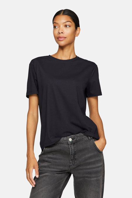 Zwart T-shirt met korte mouwen van VILA®, gedragen met grijze jeans.