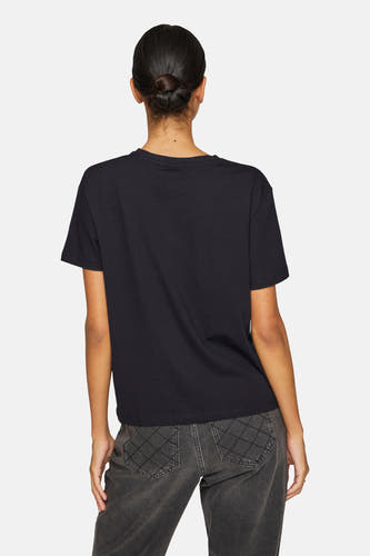 T-shirt noir à manches courtes de VILA, vu de dos avec une coiffure simple.