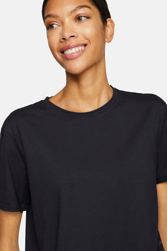 T-shirt noir à manches courtes de VILA, gros plan sur la partie avant.