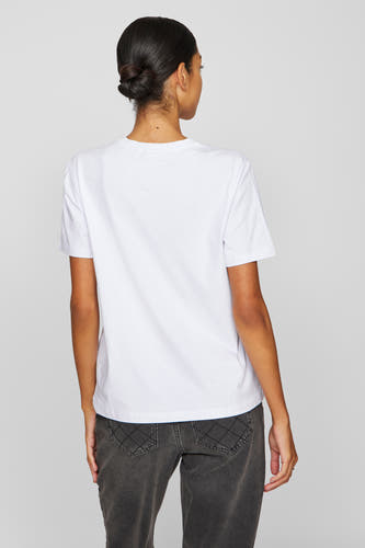 Wit T-shirt met korte mouwen van VILA, achterkant gezien, met donkergrijze jeans.