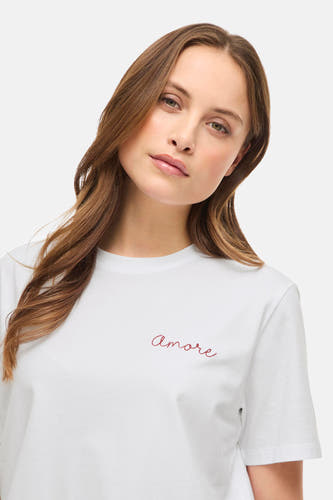 T-shirt blanc à manches courtes de VILA®, avec "Amore" brodé en rouge sur la poitrine.