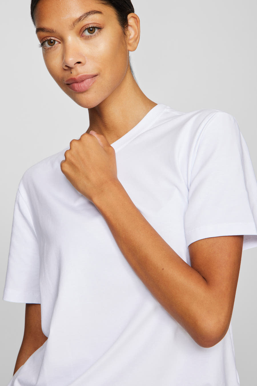 T-shirt blanc à manches courtes de VILA, couleur unie, avec une femme dessus.