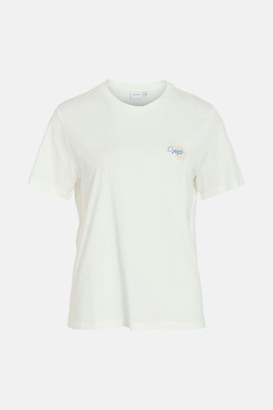 T-shirt blanc à manches courtes de VILA, avec un petit imprimé d'été bleu sur la poitrine.