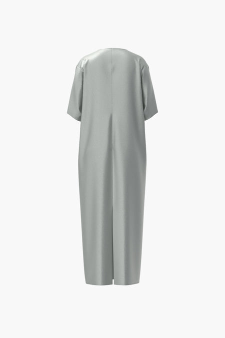 Robe en argent avec des manches courtes de Vila, avec un subtil éclat et une fente à l'arrière.