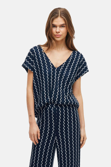 Blouse bleue à manches courtes de VILA®, avec un motif zigzag sur toute la surface.
