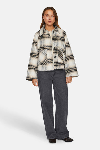 Manteau court multicolore de VILA, avec un motif à carreaux et des boutons noirs.