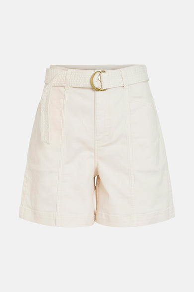 Crème court de VILA avec une ceinture tissée et une boucle dorée.